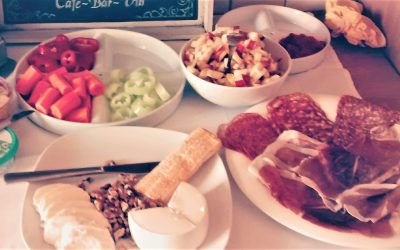 Auslandsknigge à la française: A table.
